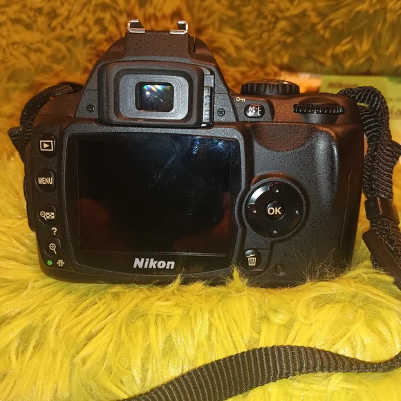 Nikon D40X SLR Digital Camera with Lens, Speedlight, SD card, Strap and Bag - Picture 4 of 12
